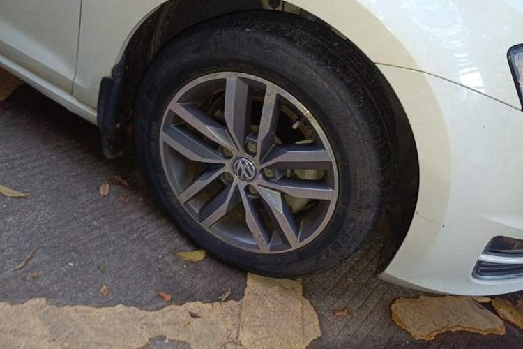 Used Volkswagen Golf 2016 230TSI Automatic Luxury Version Right Front Wheel Hub