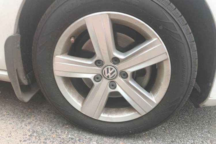 Used Volkswagen Golf 2016 1.6L Automatic Comfort Model Right Front Wheel Hub