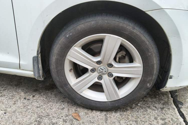 Used Volkswagen Golf 2016 230TSI Automatic Comfort Version Right Front Wheel Hub