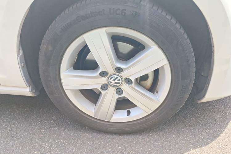 Used Volkswagen Golf 2016 230TSI Automatic Comfort Version Right Front Wheel Hub