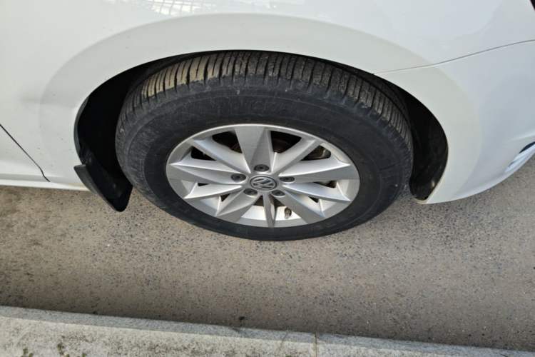Used Volkswagen Golf 2016 1.6L Automatic Fashion Model Right Front Wheel Hub