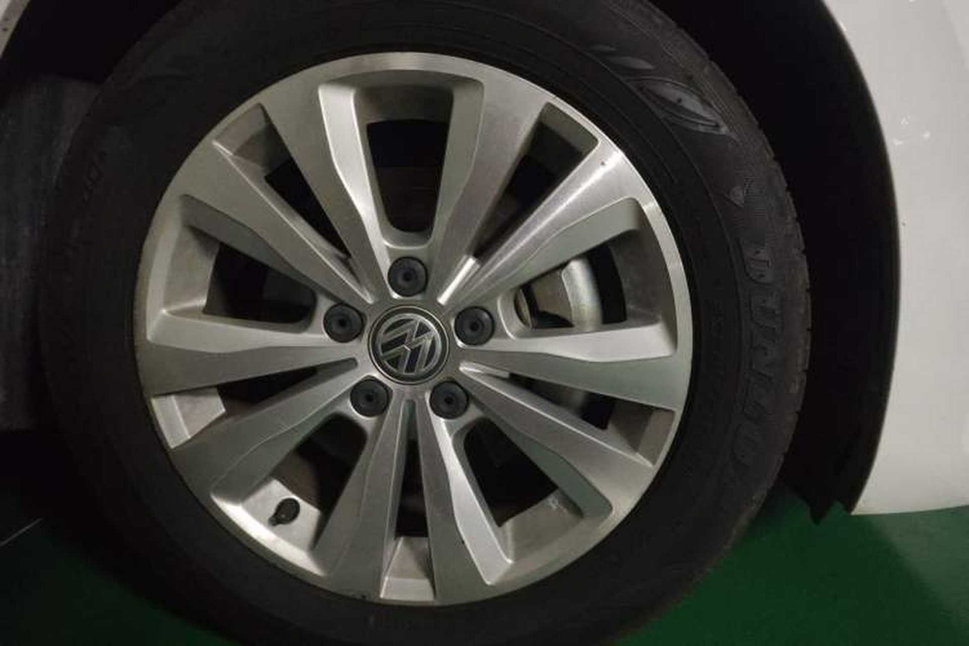 Used Volkswagen Golf 2016 230TSI Automatic Luxury Version Right Front Wheel Hub