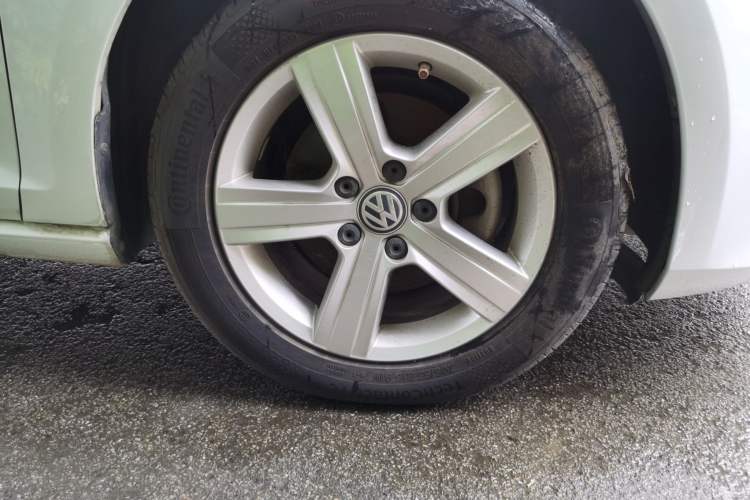 Used Volkswagen Golf 2016 1.6L Automatic Comfort Model Right Front Wheel Hub