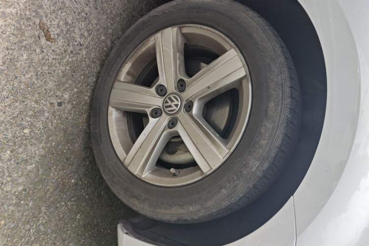 Used Volkswagen Golf 2016 1.6L Automatic Comfort Model Right Front Wheel Hub