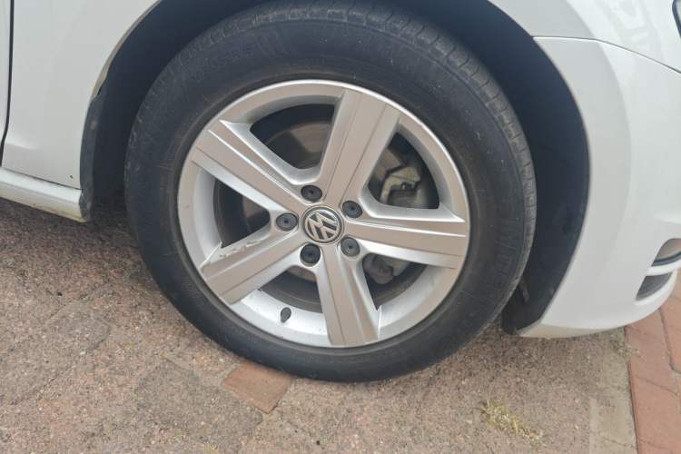 Used Volkswagen Golf 2016 230TSI Automatic Comfort Version Right Front Wheel Hub