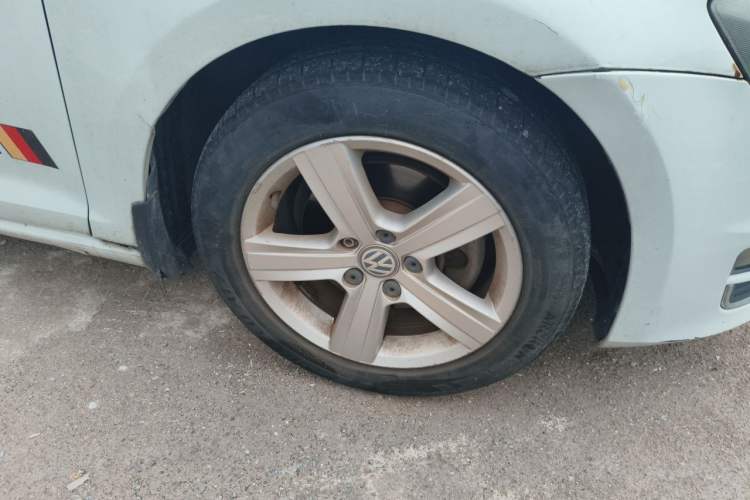 Used Volkswagen Golf 2016 230TSI Automatic Comfort Version Right Front Wheel Hub