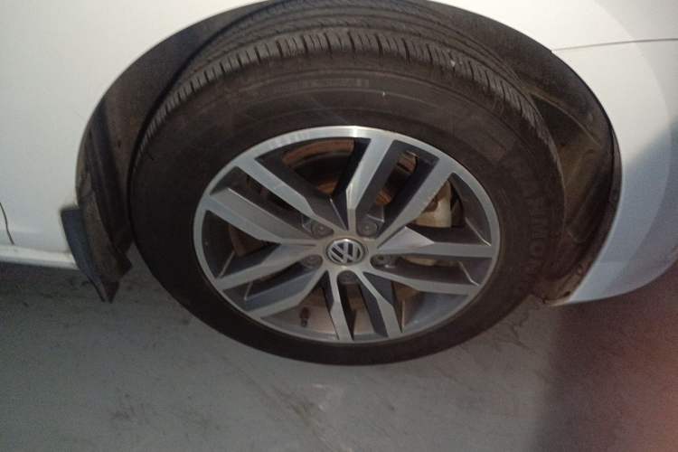 Used Volkswagen Golf 2016 230TSI Automatic Luxury Version Right Front Wheel Hub
