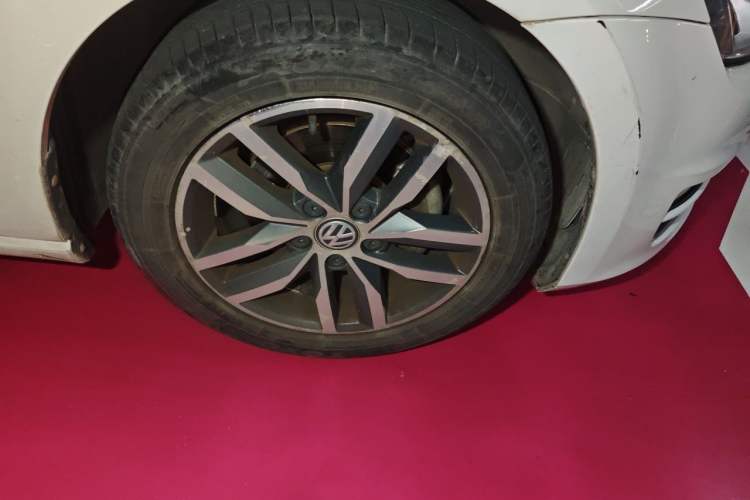 Used Volkswagen Golf 2016 230TSI Automatic Luxury Version Right Front Wheel Hub