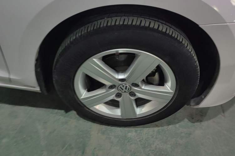 Used Volkswagen Golf 2016 230TSI Automatic Comfort Version Right Front Wheel Hub