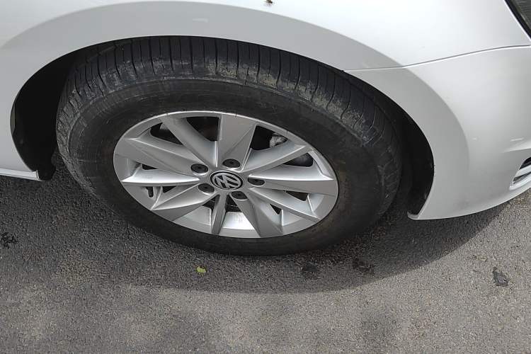 Used Volkswagen Golf 2016 1.6L Automatic Fashion Model Right Front Wheel Hub