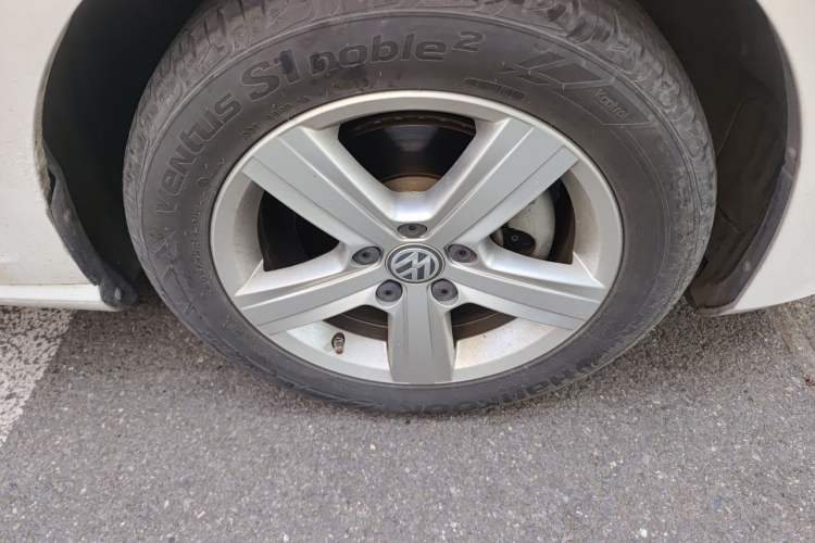 Used Volkswagen Golf 2016 1.6L Automatic Comfort Model Right Front Wheel Hub
