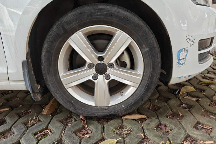 Used Volkswagen Golf 2016 230TSI Automatic Comfort Version Right Front Wheel Hub