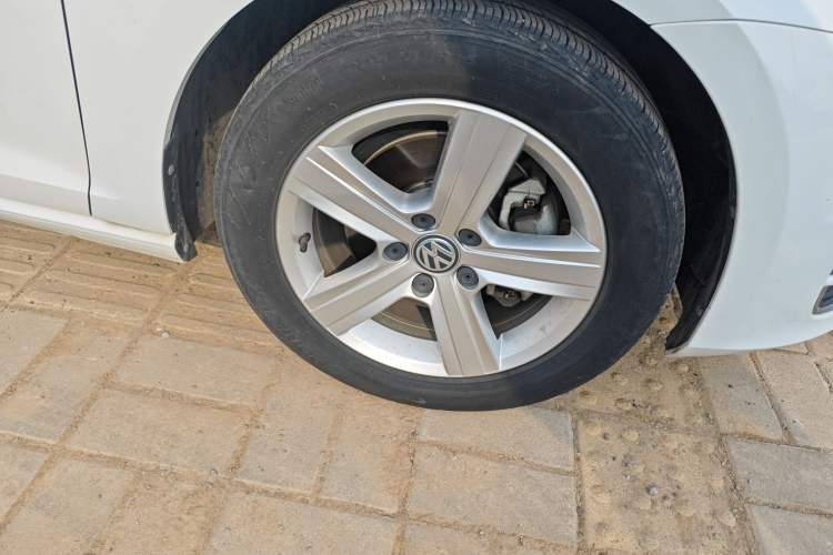 Used Volkswagen Golf 2016 230TSI Automatic Comfort Version Right Front Wheel Hub