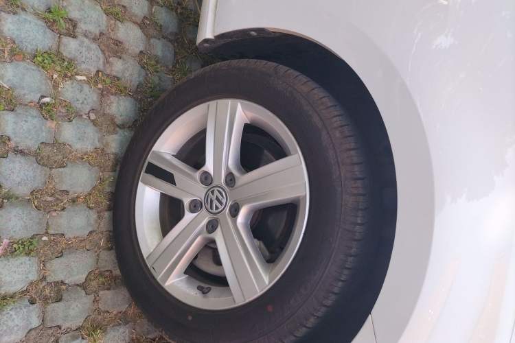 Used Volkswagen Golf 2016 230TSI Automatic Comfort Version Right Front Wheel Hub