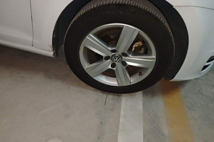 Used Volkswagen Golf 2016 1.6L Automatic Comfort Model Right Front Wheel Hub