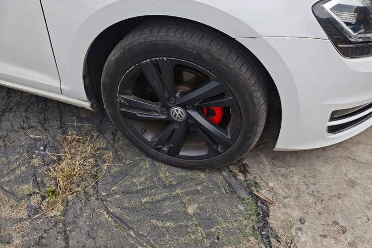 Used Volkswagen Golf 2016 230TSI Automatic Comfort Version Right Front Wheel Hub