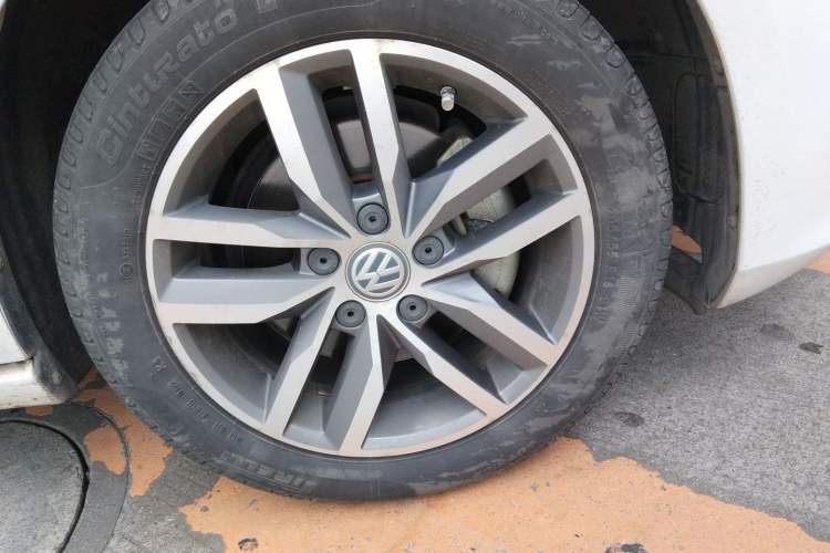 Used Volkswagen Golf 2016 230TSI Automatic Luxury Version Right Front Wheel Hub