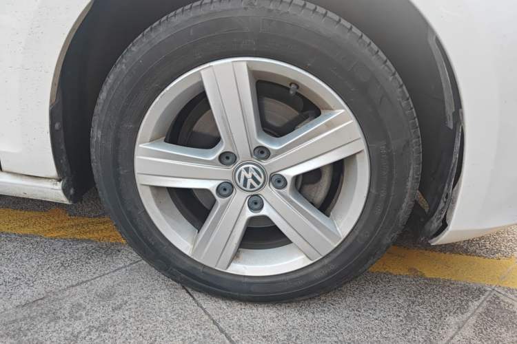 Used Volkswagen Golf 2016 1.6L Automatic Comfort Model Right Front Wheel Hub