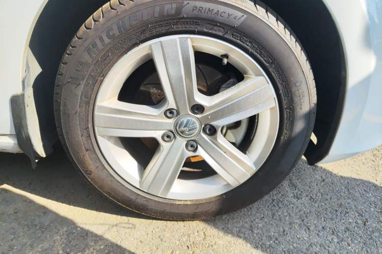 Used Volkswagen Golf 2016 230TSI Automatic Comfort Version Right Front Wheel Hub