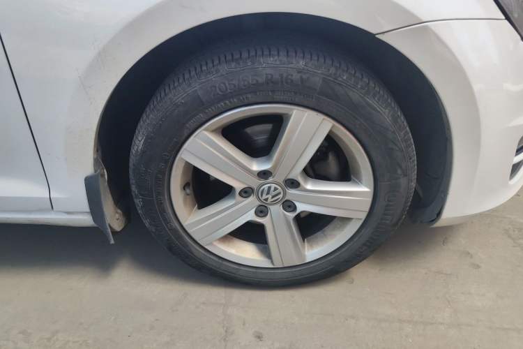 Used Volkswagen Golf 2016 230TSI Automatic Comfort Version Right Front Wheel Hub