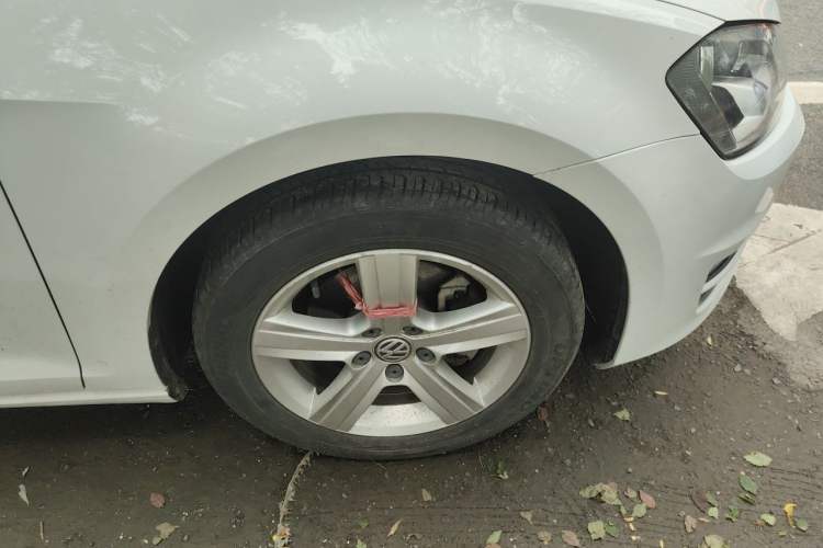 Used Volkswagen Golf 2016 1.6L Automatic Comfort Model Right Front Wheel Hub