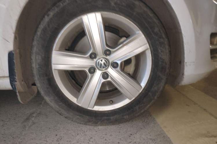 Used Volkswagen Golf 2016 1.6L Automatic Comfort Model Right Front Wheel Hub