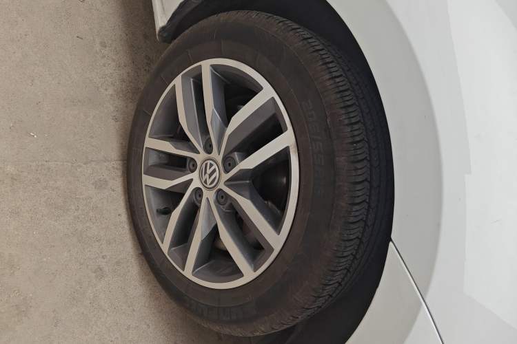 Used Volkswagen Golf 2016 230TSI Automatic Luxury Version Right Front Wheel Hub