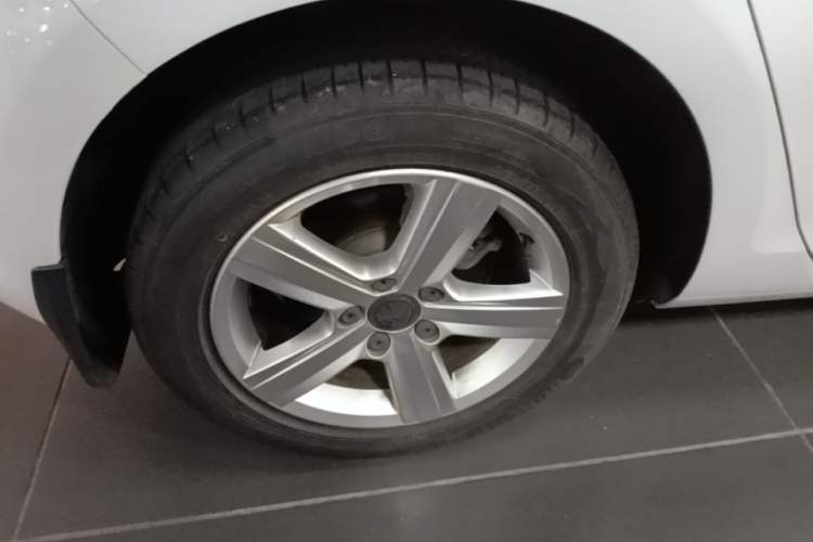 Used Volkswagen Golf 2016 230TSI Automatic Comfort Version Right Rear Wheel Hub