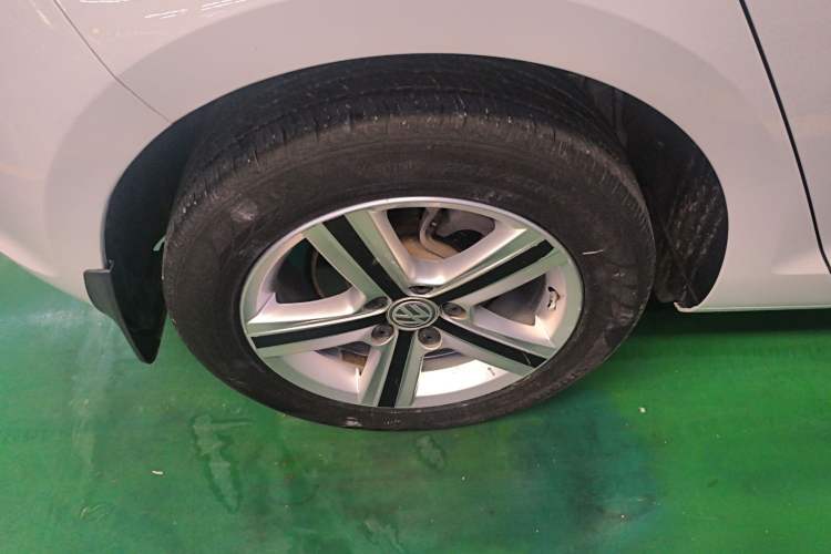 Used Volkswagen Golf 2016 1.6L Automatic Comfort Model Right Rear Wheel Hub