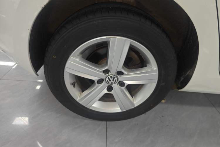 Used Volkswagen Golf 2016 1.6L Automatic Comfort Model Right Rear Wheel Hub