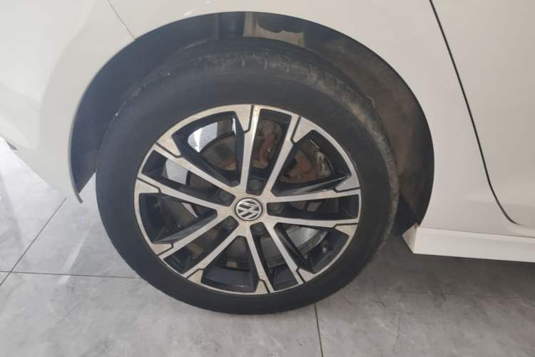 Used Volkswagen Golf 2016 230TSI Automatic Comfort Version Right Rear Wheel Hub