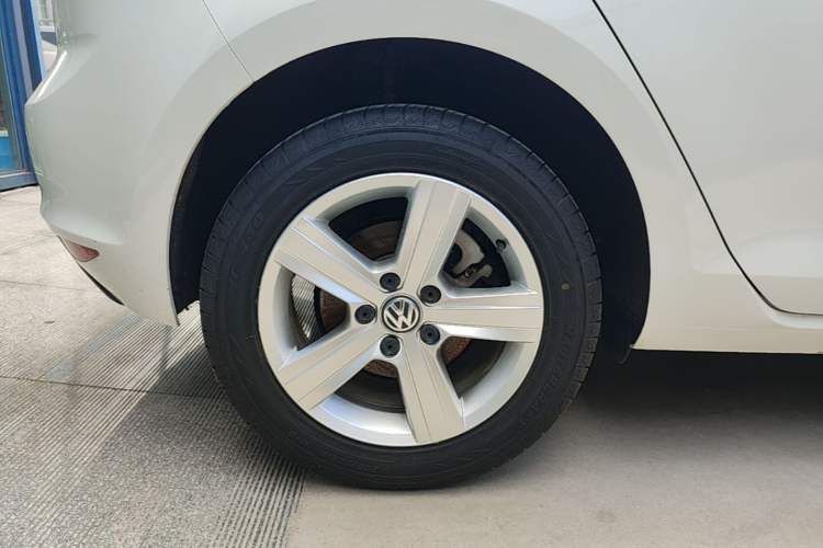 Used Volkswagen Golf 2016 230TSI Automatic Comfort Version Right Rear Wheel Hub