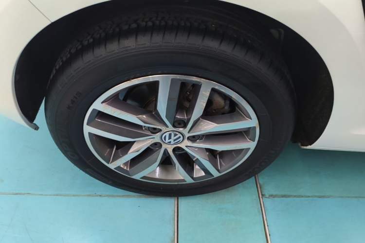 Used Volkswagen Golf 2016 230TSI Automatic Luxury Version Right Rear Wheel Hub