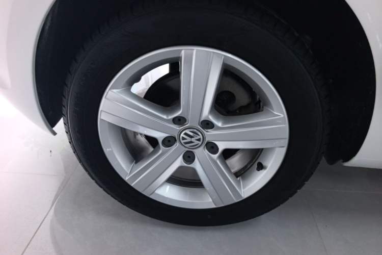 Used Volkswagen Golf 2016 1.6L Automatic Comfort Model Right Rear Wheel Hub