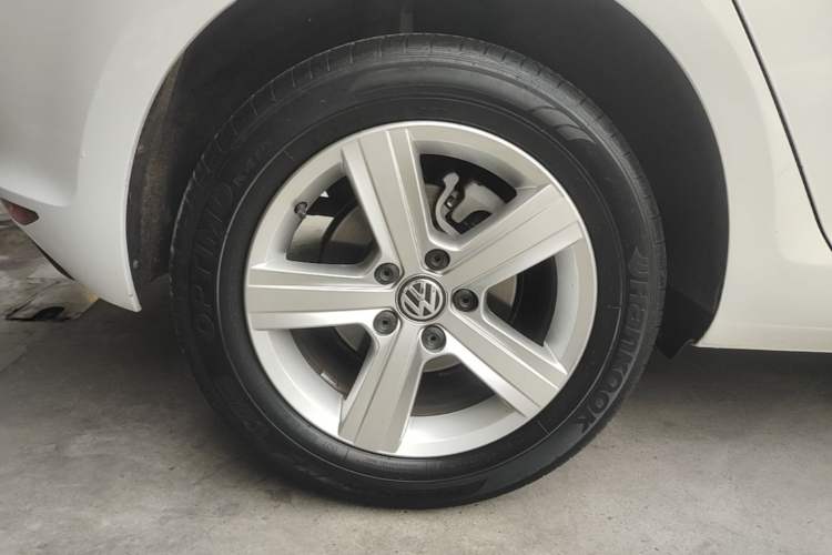 Used Volkswagen Golf 2016 1.6L Automatic Comfort Model Right Rear Wheel Hub