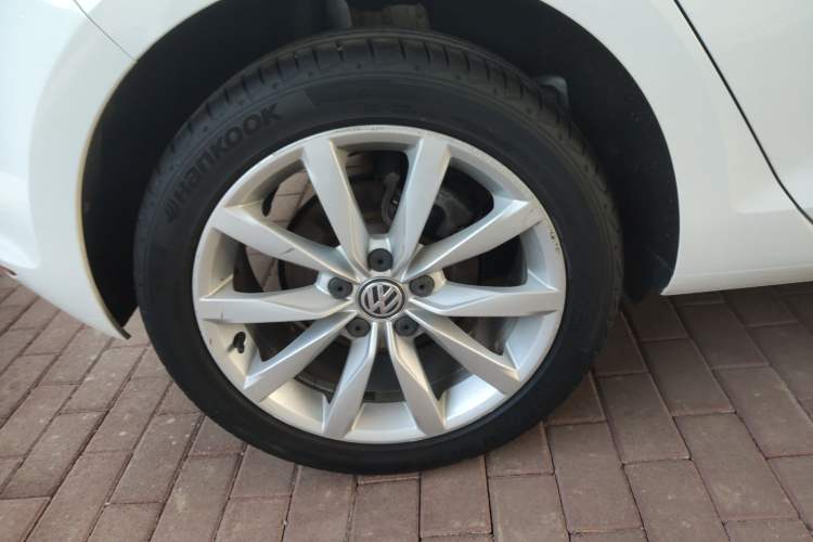 Used Volkswagen Golf 2016 230TSI Automatic Comfort Version Right Rear Wheel Hub