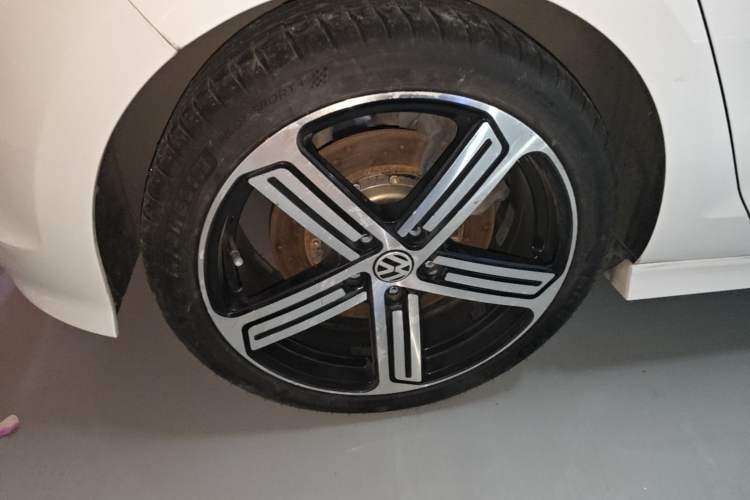 Used Volkswagen Golf 2016 1.4TSI Automatic R-Line Right Rear Wheel Hub