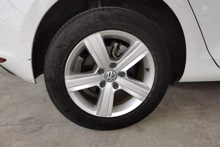 Used Volkswagen Golf 2016 1.6L Automatic Comfort Model Right Rear Wheel Hub