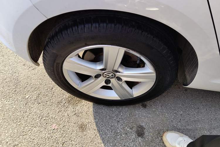 Used Volkswagen Golf 2016 1.6L Automatic Comfort Model Right Rear Wheel Hub
