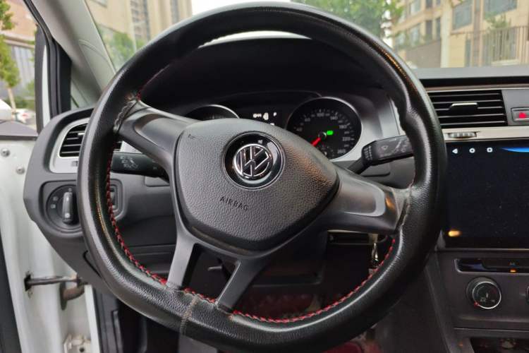 Used Volkswagen Golf 2016 1.6L Automatic Fashion Model Steering Wheel