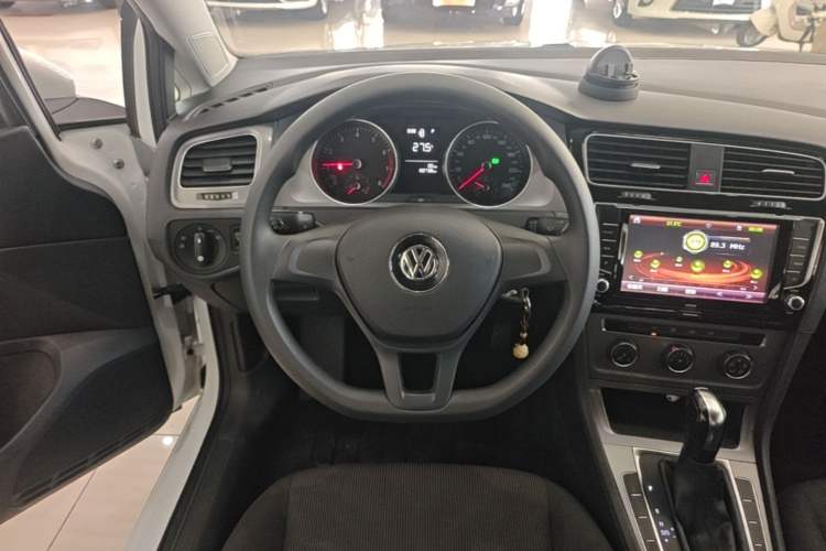 Used Volkswagen Golf 2016 1.6L Automatic Fashion Model Steering Wheel