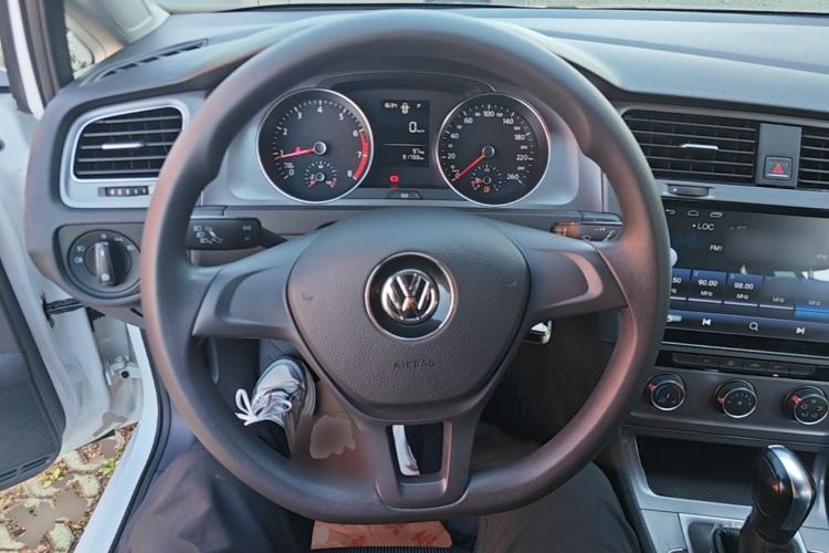 Used Volkswagen Golf 2016 1.6L Automatic Fashion Model Steering Wheel