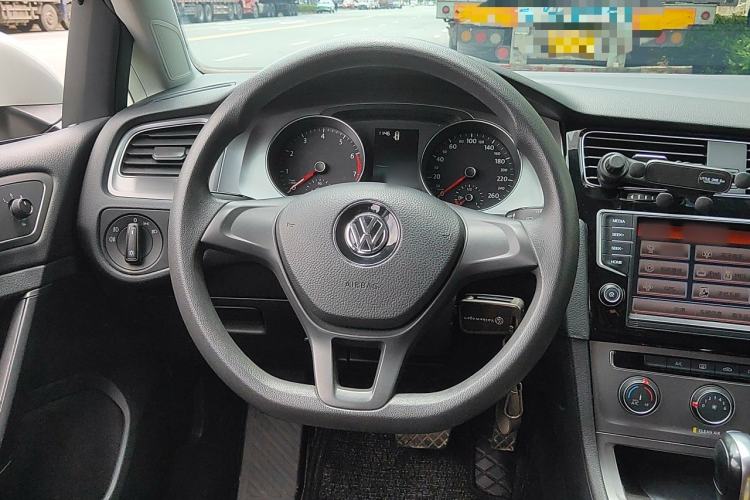 Used Volkswagen Golf 2016 1.6L Automatic Fashion Model Steering Wheel