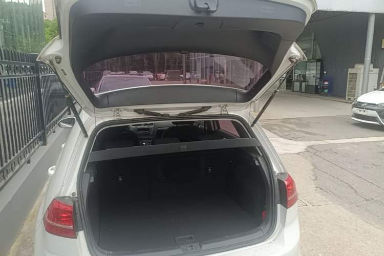 Used Volkswagen Golf 2016 1.6L Automatic Fashion Model Trunk