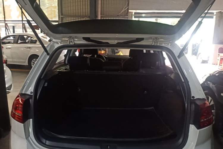 Used Volkswagen Golf 2016 1.6L Automatic Fashion Model Trunk