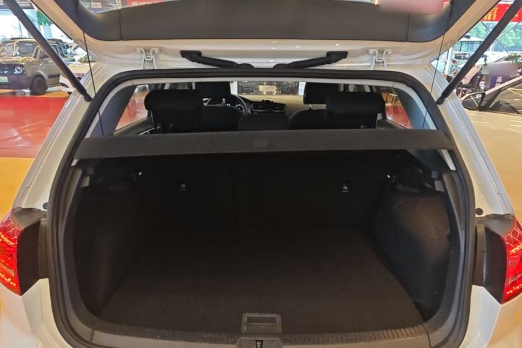 Used Volkswagen Golf 2016 1.6L Manual Fashion Edition Trunk