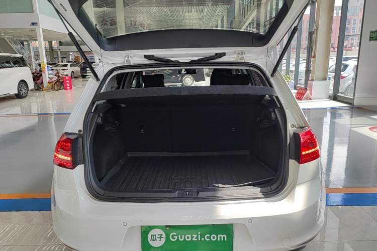 Used Volkswagen Golf 2016 1.6L Automatic Fashion Model Trunk