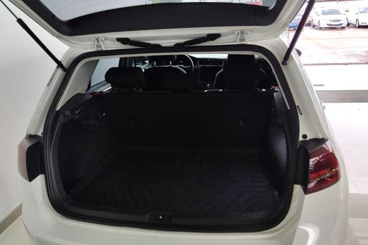 Used Volkswagen Golf 2016 1.6L Automatic Fashion Model Trunk