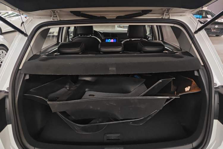 Used Volkswagen Golf 2016 1.6L Manual Fashion Edition Trunk