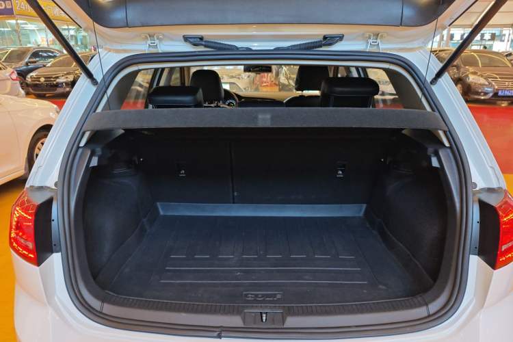 Used Volkswagen Golf 2016 230TSI Automatic Luxury Version Trunk